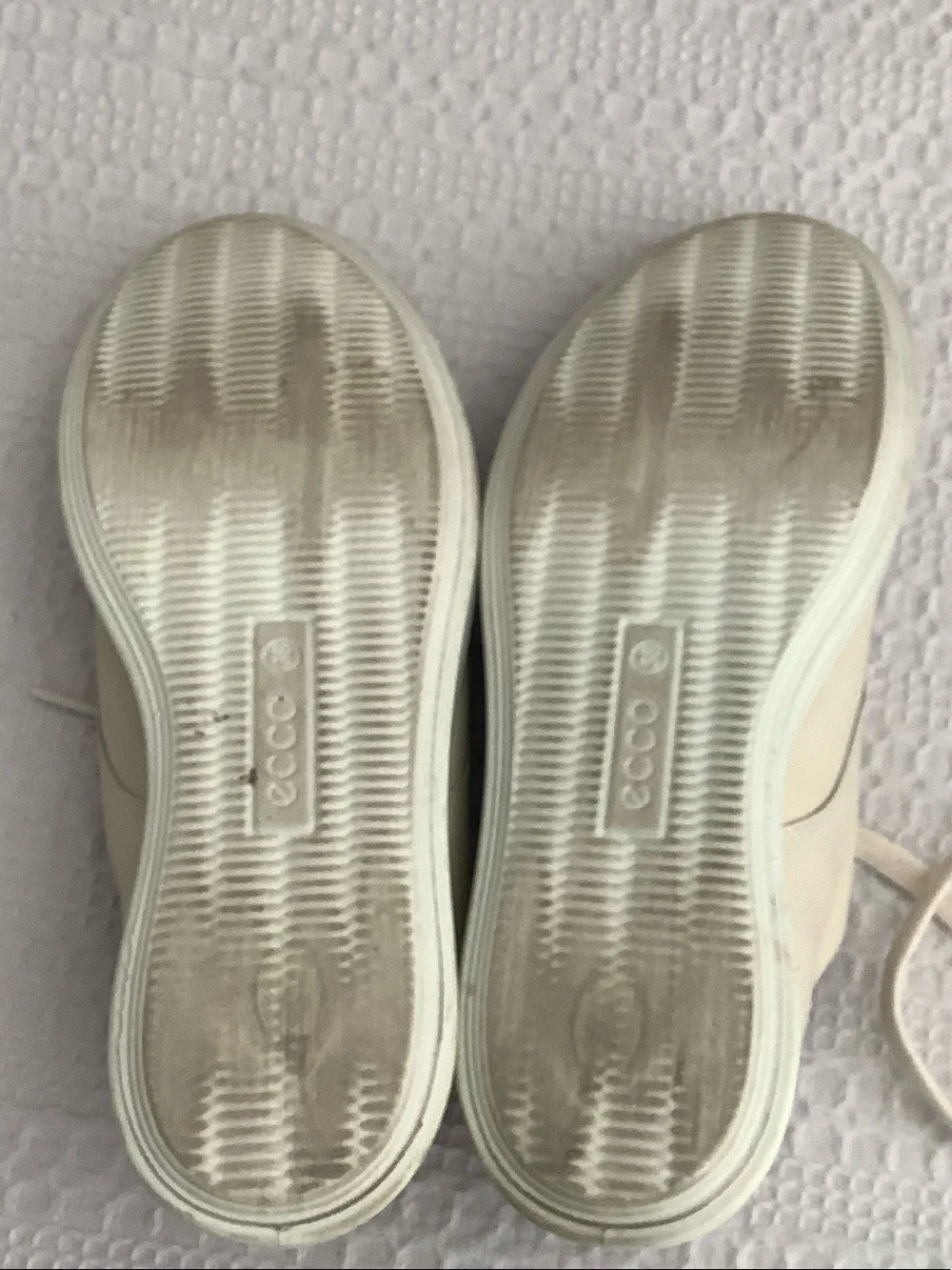Ecco Cream Leather Lace-Up Athletic Sneakers